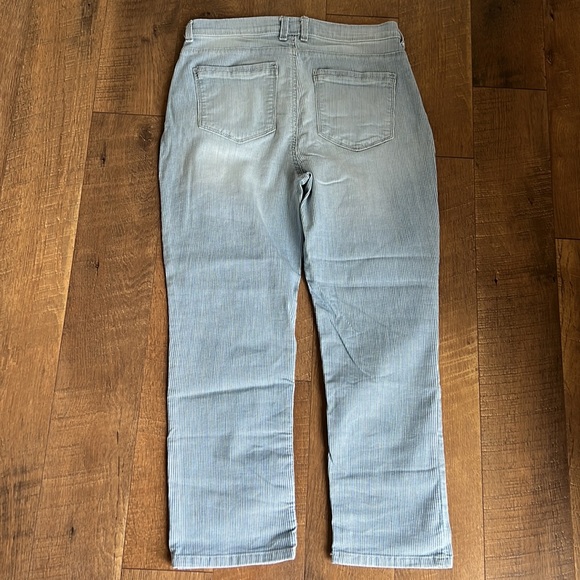 Lee Women’s Easy Fit Cropped Striped Jeans - Picture 7 of 8